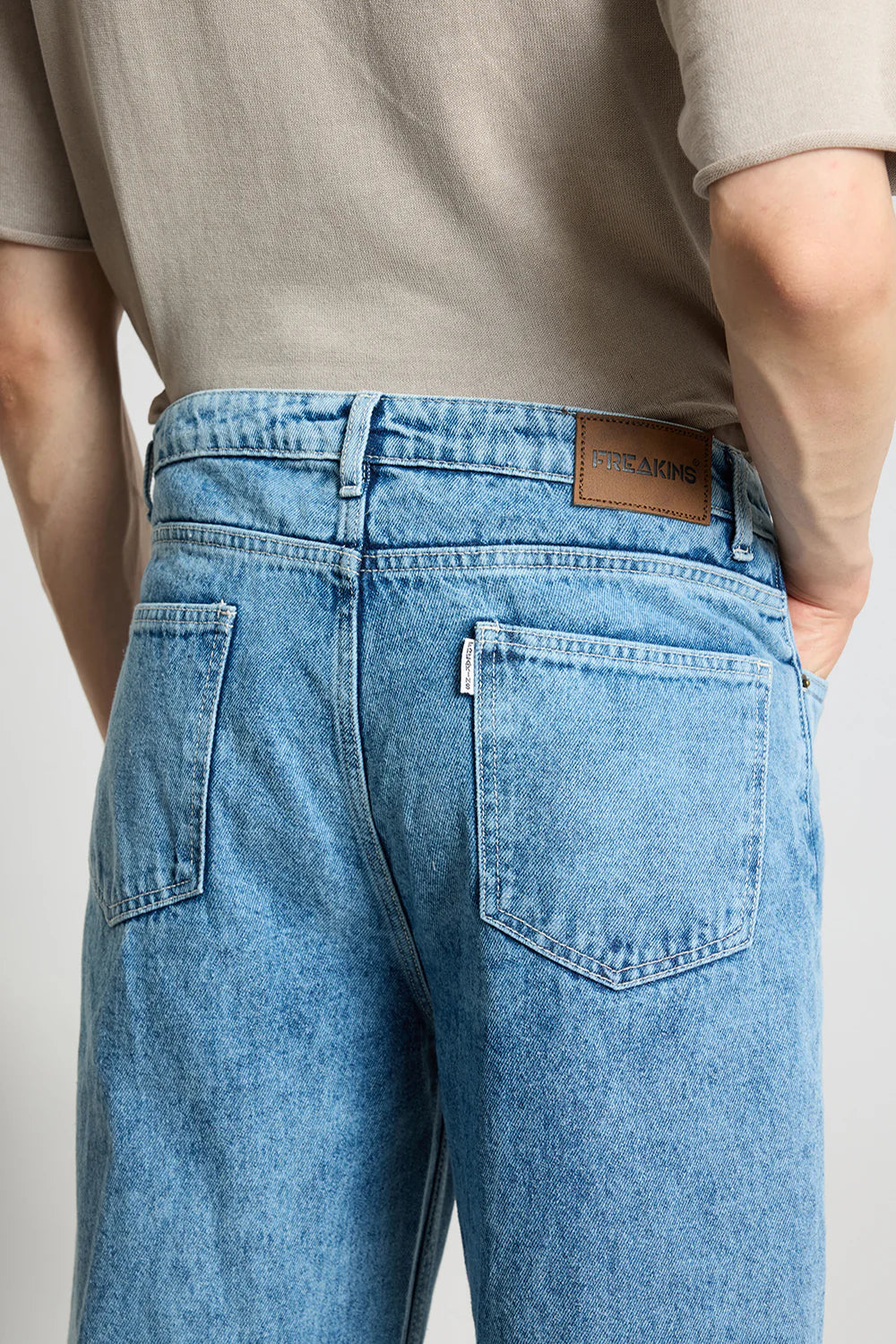 Modern Urban Grind Men's Baggy Denim Jeans with Relaxed Street Style Look