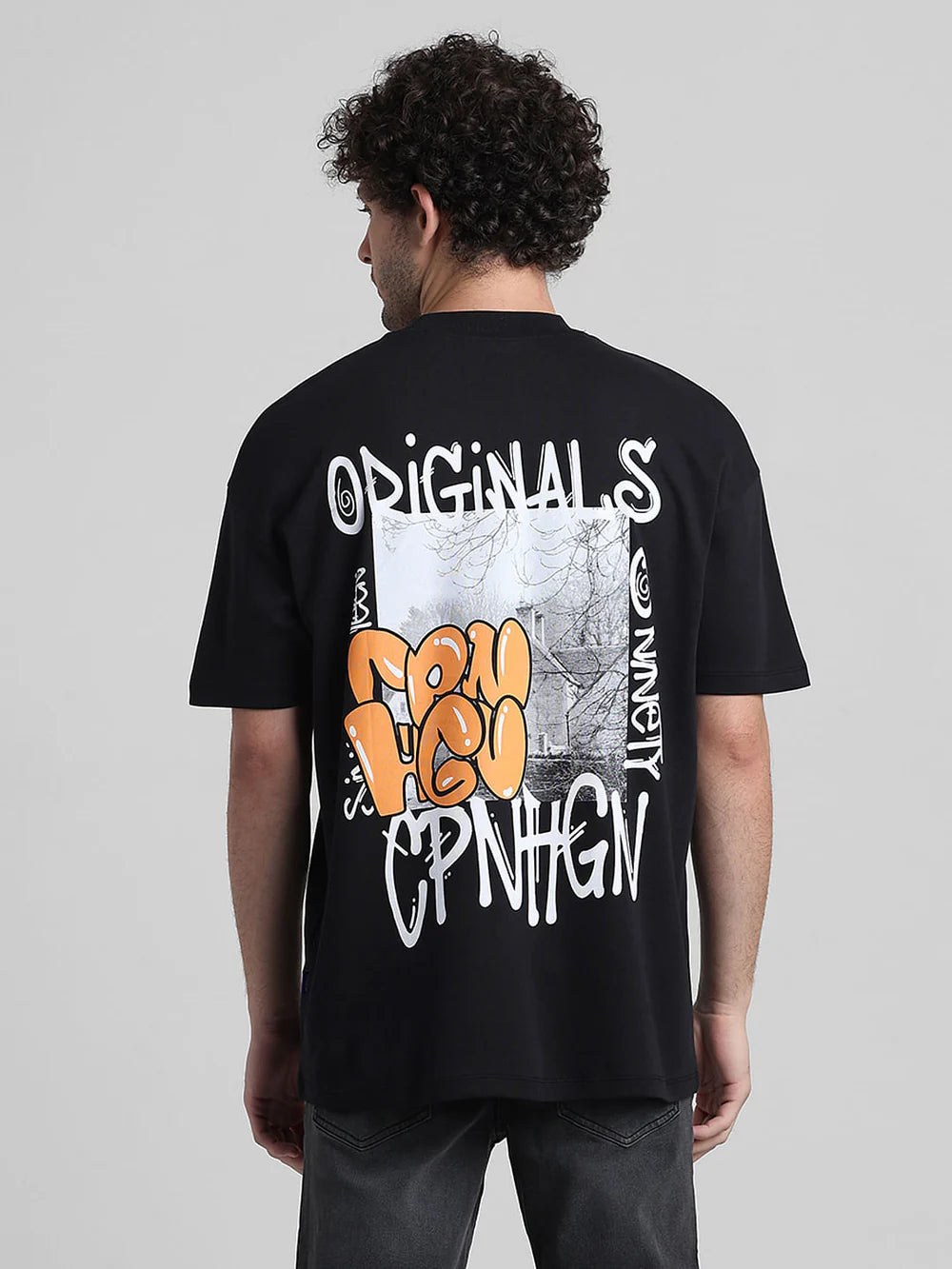 Streetwear Style Black Oversized Tee with Eye-Catching Graphic Print