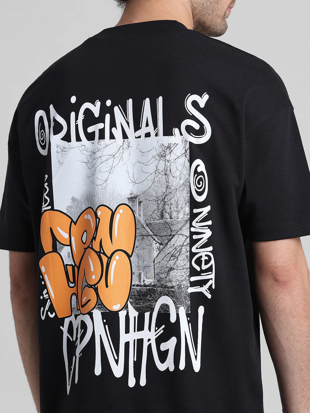 Streetwear Style Black Oversized Tee with Eye-Catching Graphic Print
