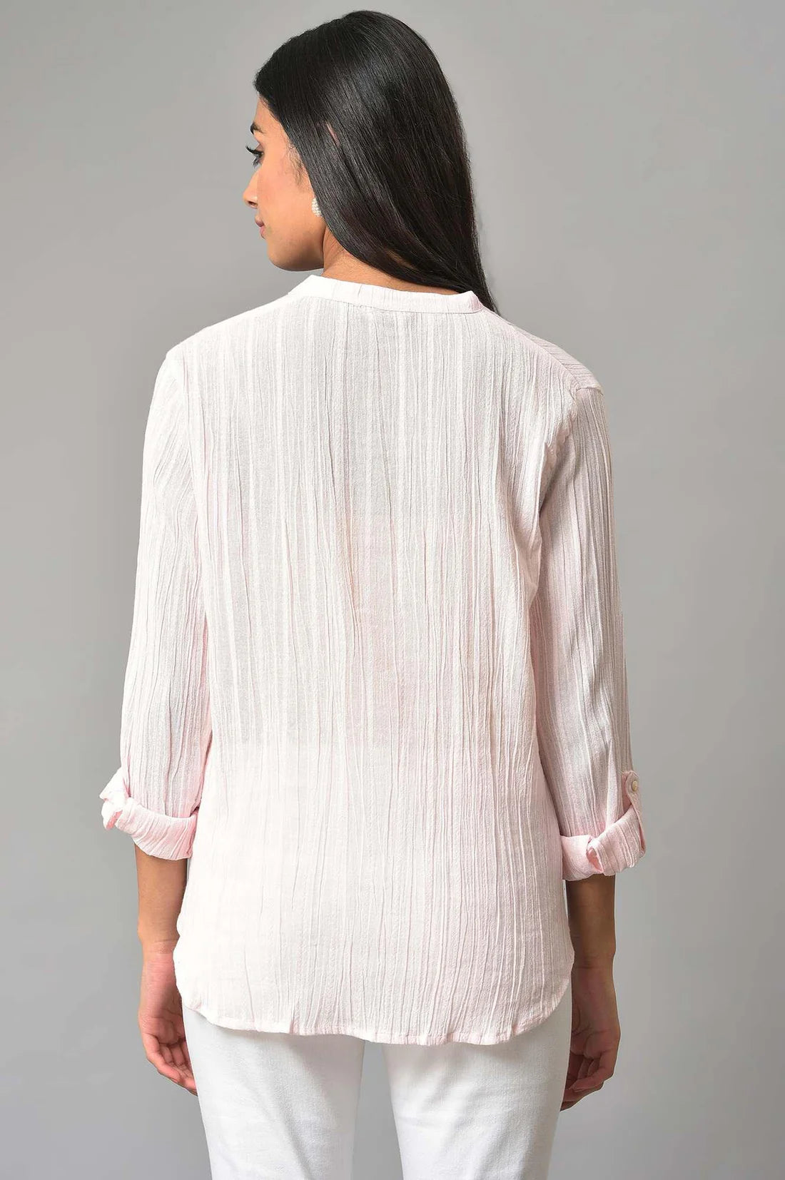Elegant Women’s Light Pink Top with Classic Mandarin Collar Design