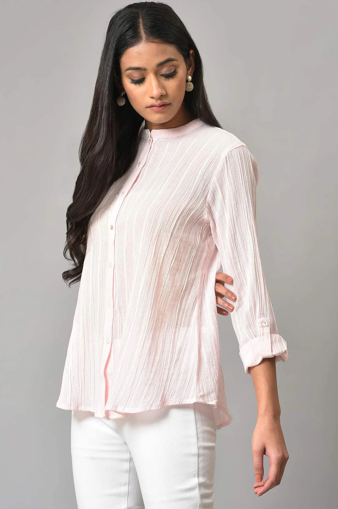 Elegant Women’s Light Pink Top with Classic Mandarin Collar Design