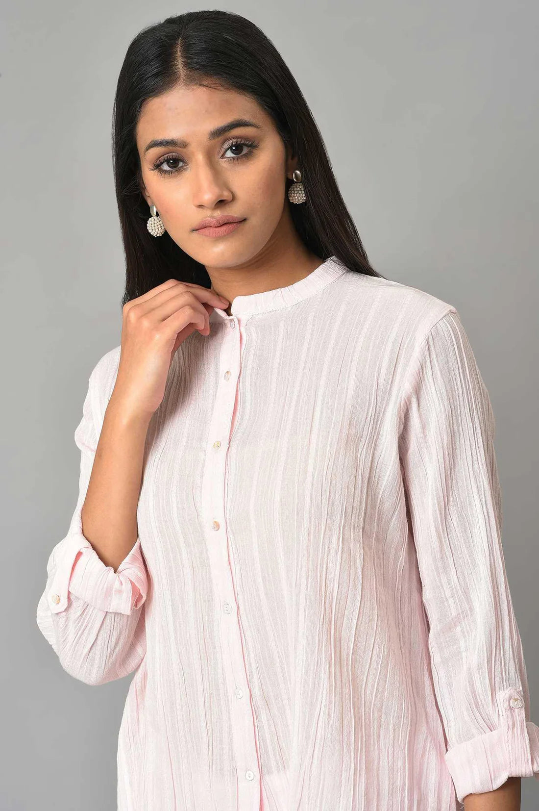 Elegant Women’s Light Pink Top with Classic Mandarin Collar Design