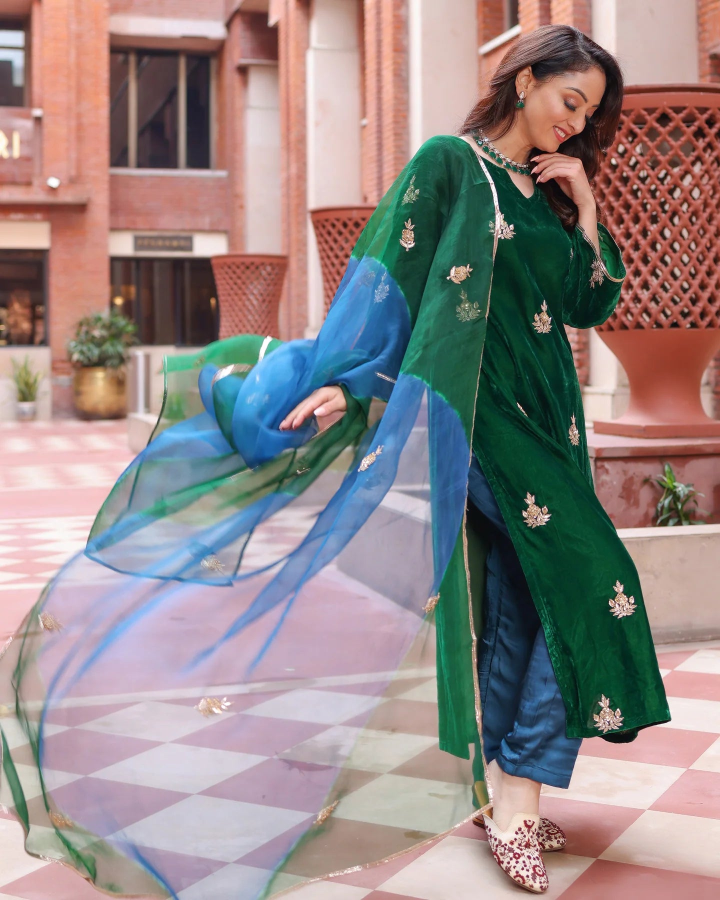 Sophisticated Women’s Classic Green Velvet Handcrafted Suit Set for Stylish and Traditional Ethnic Wear