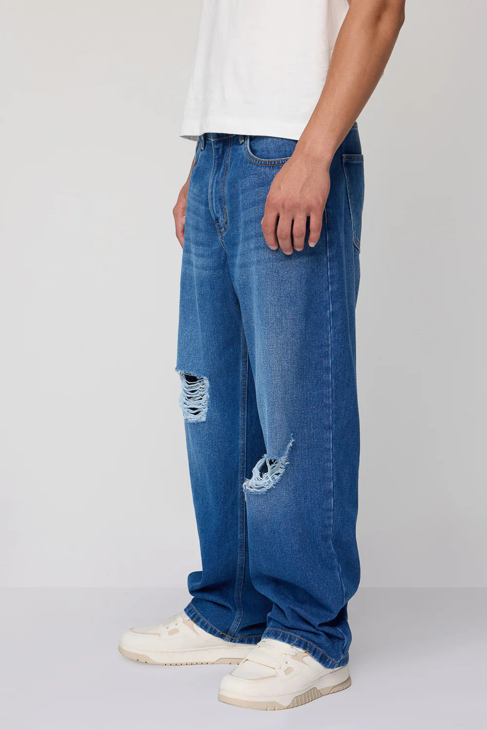 Trendy Men's Urban Distressed Wide Fit Denim Jeans with Relaxed Streetwear Style