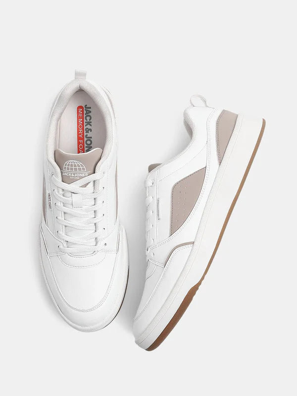 Stylish White Casual Sneakers for Men Featuring Modern Minimalist Design, Lightweight Comfort and Everyday Streetwear Appeal