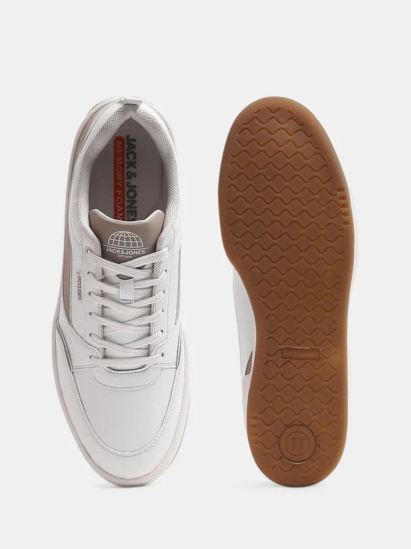 Stylish White Casual Sneakers for Men Featuring Modern Minimalist Design, Lightweight Comfort and Everyday Streetwear Appeal