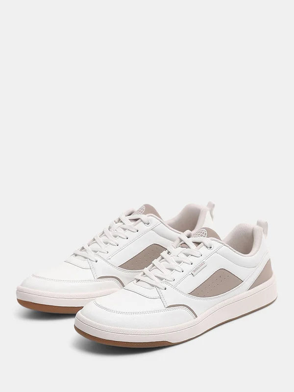 Stylish White Casual Sneakers for Men Featuring Modern Minimalist Design, Lightweight Comfort and Everyday Streetwear Appeal