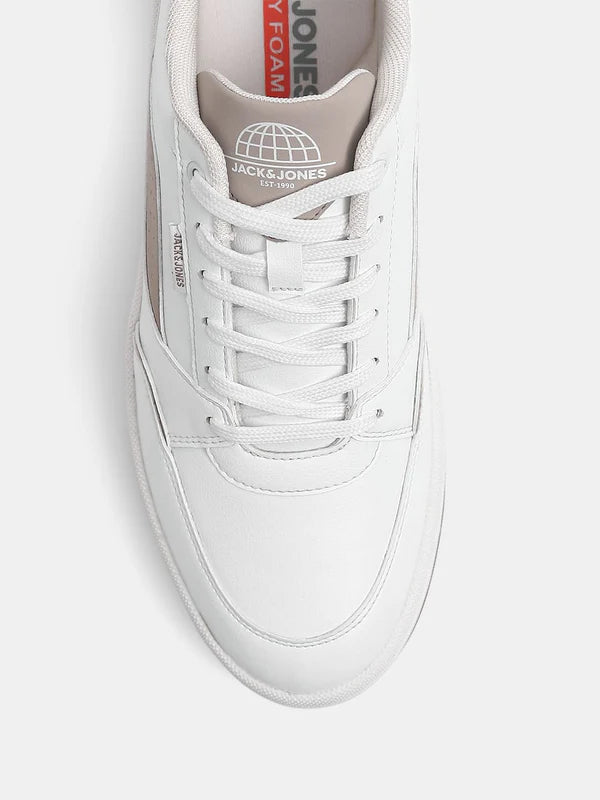 Stylish White Casual Sneakers for Men Featuring Modern Minimalist Design, Lightweight Comfort and Everyday Streetwear Appeal