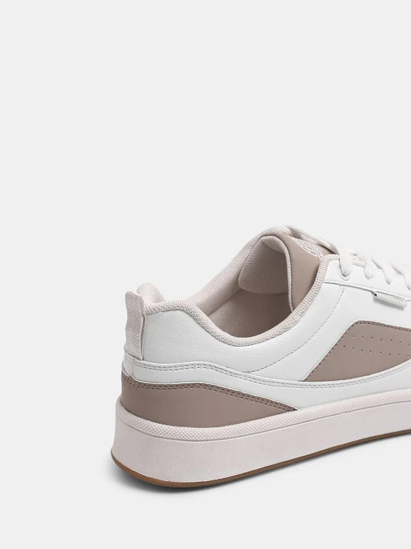 Stylish White Casual Sneakers for Men Featuring Modern Minimalist Design, Lightweight Comfort and Everyday Streetwear Appeal