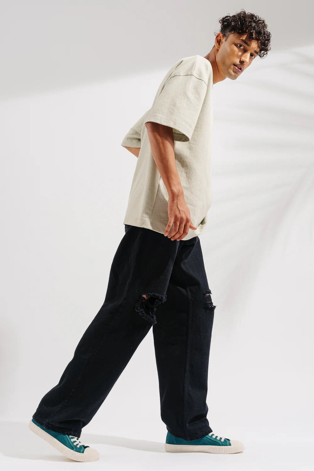 Casual Black Distressed Men's Baggy Straight Denim Jeans with Effortless Everyday Style