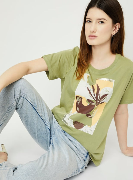 Fashionable Women Graphic Printed T Shirt Perfect for Daily and Weekend Outfits