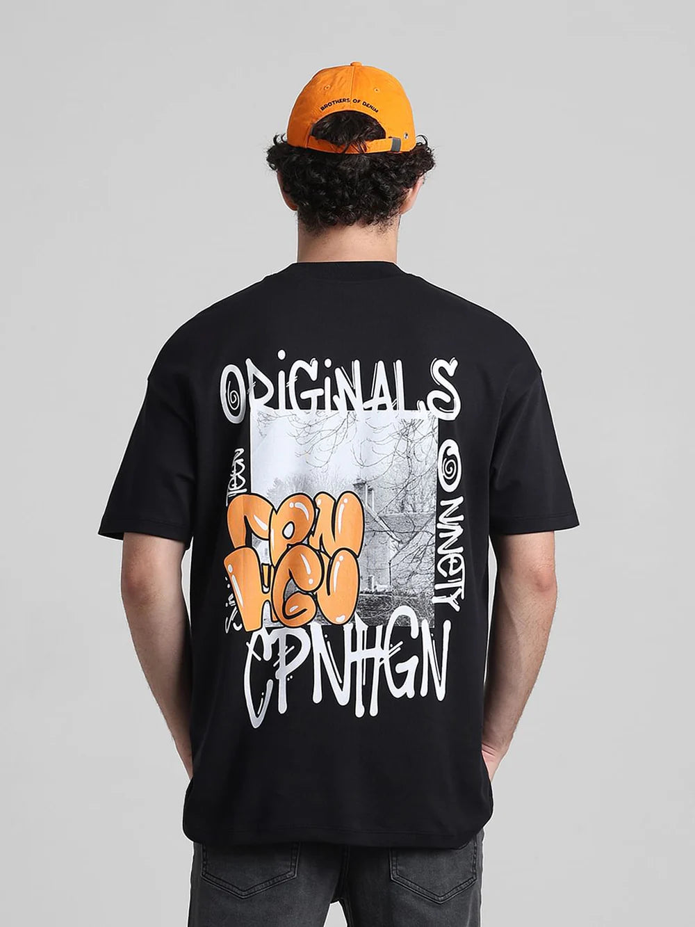 Streetwear Style Black Oversized Tee with Eye-Catching Graphic Print