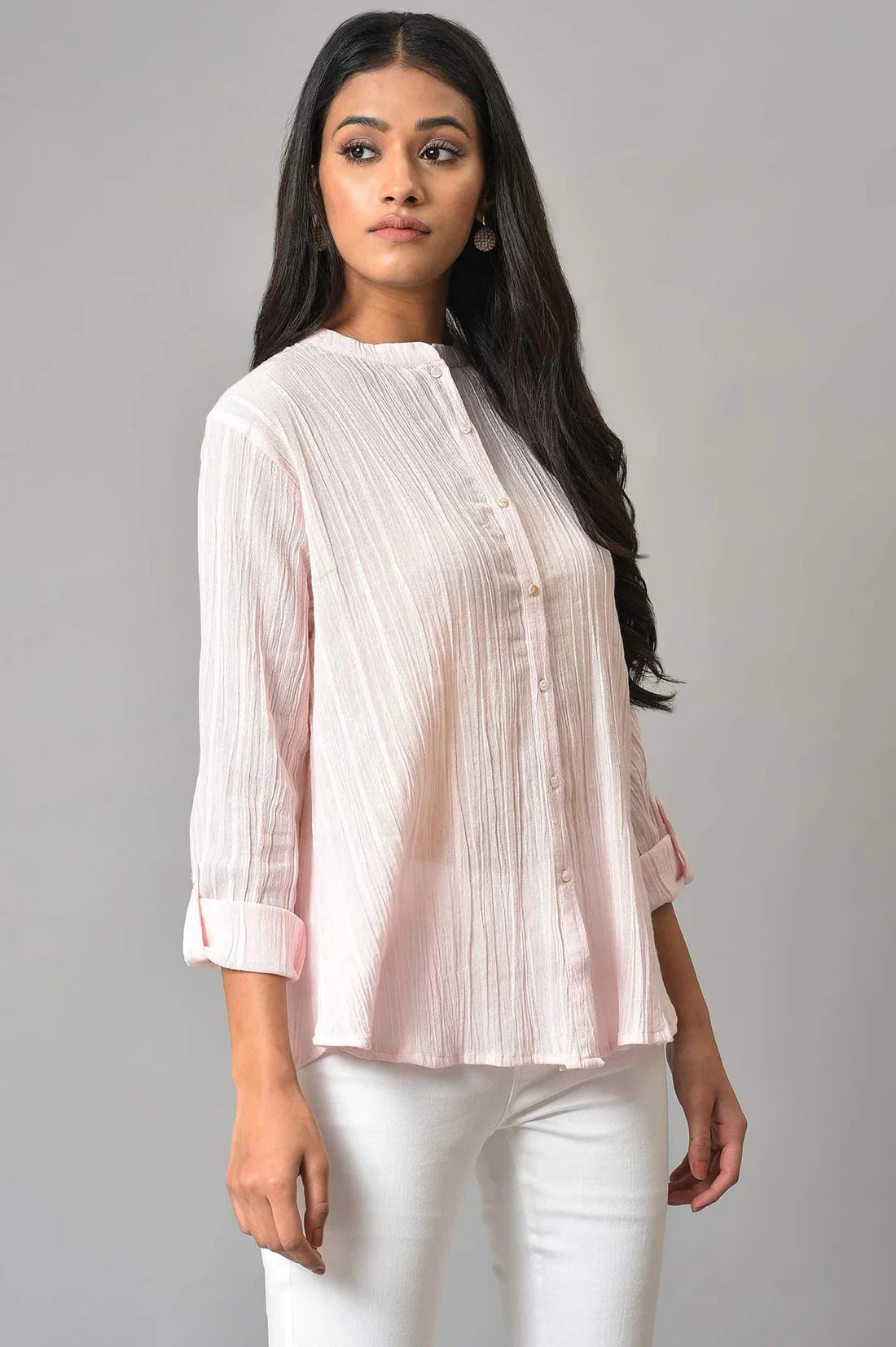 Elegant Women’s Light Pink Top with Classic Mandarin Collar Design