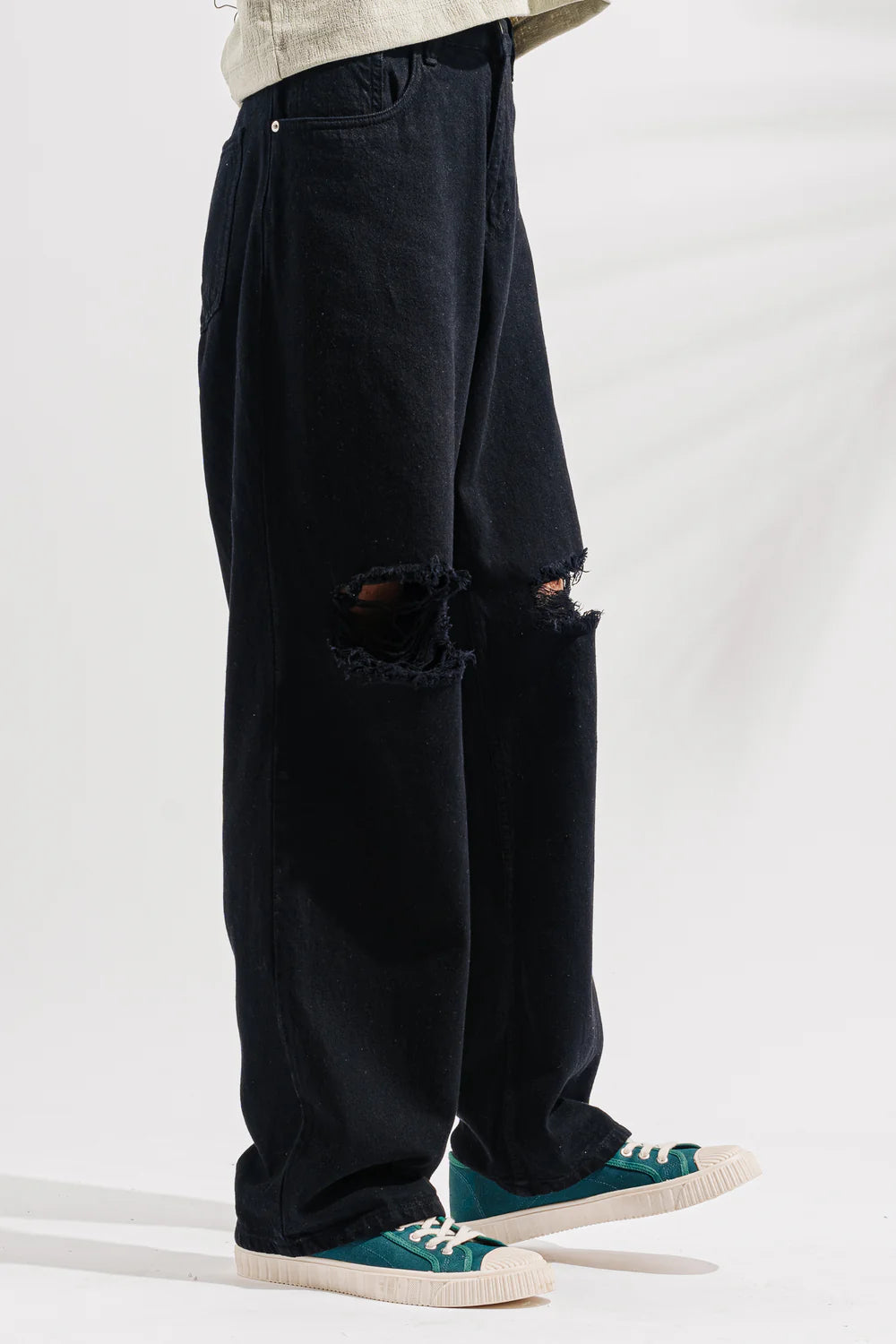 Casual Black Distressed Men's Baggy Straight Denim Jeans with Effortless Everyday Style